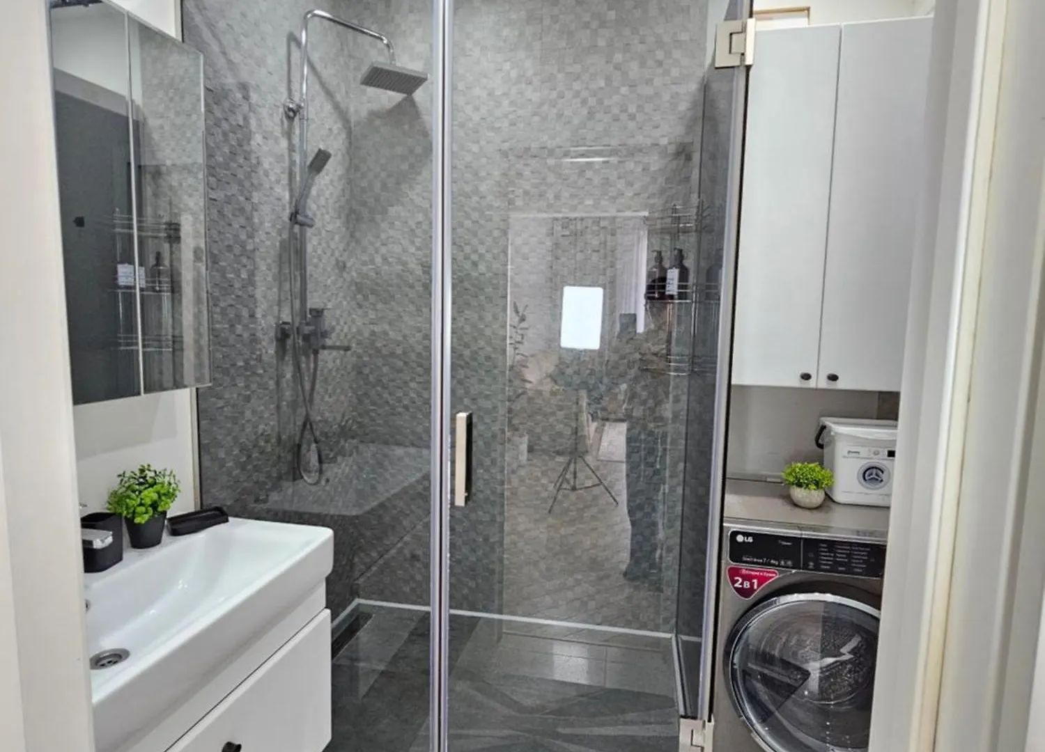 3 Room Gagarin Park Residential Complex Near Mega Shopping Mall Almaty 0*,